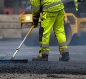 В Смоленске продолжается ремонт дорожного покрытия