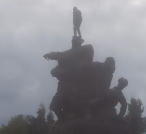 В Смоленской области хулиганы взобрались на памятник героям войны