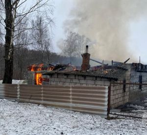 В Сети опубликовали видео смертельного пожара в Смоленской области