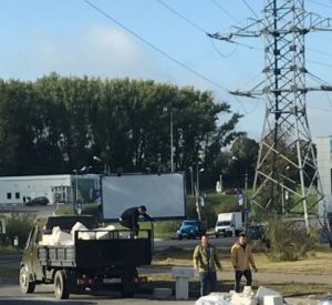 Утром в Смоленске водитель ГАЗели потерял на дороге груз