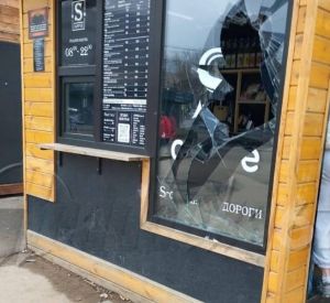 В центре Смоленска неизвестные расколотили окна в ларьке и кафе