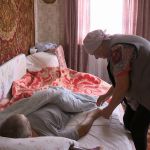 В Хиславичах пенсионерка в одиночку ухаживает за тяжело больным сыном (видео)