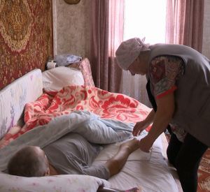 В Хиславичах пенсионерка в одиночку ухаживает за тяжело больным сыном (видео)