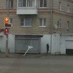 В Смоленске в результате ДТП иномарки снесли дорожный знак