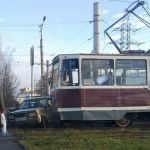 На Рыленкова трамвай снёс легковушку и протащил 5 метров