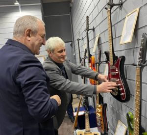 Сергей Неверов побывал на уникальной выставке электрогитар в Смоленской области