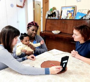 В смоленском "Доме для мамы" помогли женщине и ее ребенку, прибывшим из Африки