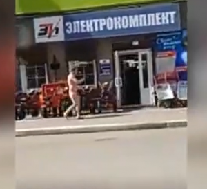 Рославльчане сняли на видео прогулку обнаженного мужчины