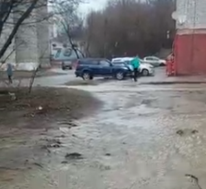 В Смоленске жилой дом заливает водой (видео, фото)