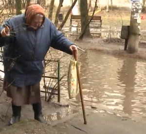 В Смоленске жители дома страдают из-за отсутствия ливневой канализации (видео)