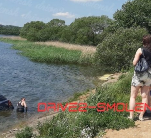 В Смоленском озере утонула легковая иномарка