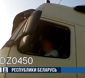 В Смоленской области на границе сотрудники ГАИ стреляли по фурам, которые пытались их сбить (видео)