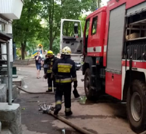 В Смоленске 19 спасателей тушили пожар в многоквартирном жилом доме