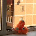 В Смоленске из окна многоэтажки выпал 2-летний ребенок
