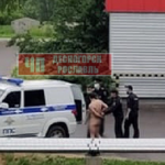 Под Смоленском правоохранители задержали голого  мужчину