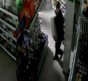 Беспечный вор попал на камеры видеонаблюдения в смоленском торговом центре (видео)