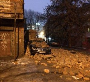 На бульваре Гагарина припаркованный "Мерседес" завалило кирпичами