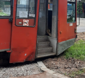 Фото: Смоленский трамвай врезался в новый бордюр