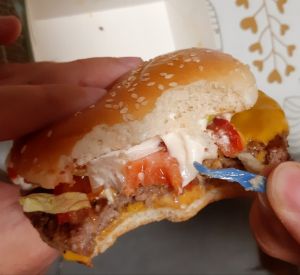 Смоленский депутат нашел пластик в бургере «Вкусно и точка»