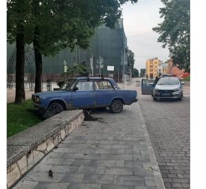 19-лений смолянин попал в аварию на угнанном автомобиле напротив мэрии Смоленска