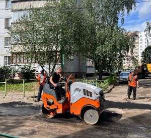 После обращения жильцов дома в Смоленске привели в порядок двор
