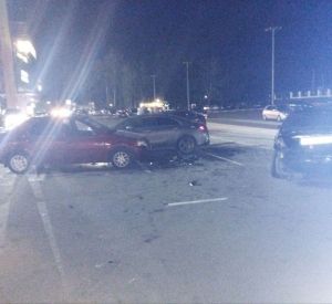 В аварии на парковке ТЦ "Макси" с участием «Мерседеса» пострадали два человека