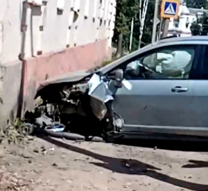 Смоляне сняли на видео последствия столкновения автомобиля со стеной дома