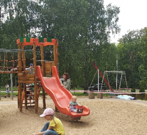 "Дети играли рядом с телом". В парке Смоленска на детской площадке обнаружили труп