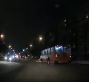 Видео: Водитель троллейбуса проехал на «красный»