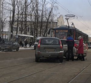 В Смоленске дорожная авария приостановила трамвайное сообщение