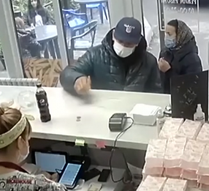Обман продавщицы в Смоленске попал в объектив видеокамер