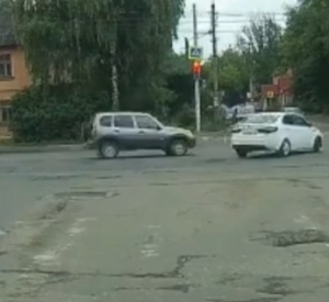 Момент столкновения двух автомобилей в центре Смоленска попал на видео