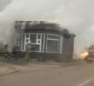 На улице Седова в Смоленске загорелся киоск (видео)