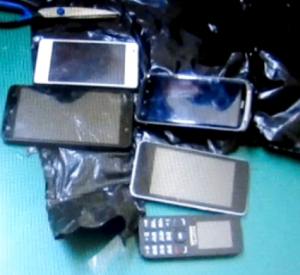 В колонию под Смоленском перебросили мобильные телефоны
