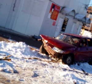 В Смоленской области автомобилист протаранил столб и скрылся с места аварии