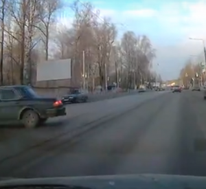 Видео: В Смоленске автомобилиста занесло на трамвайных путях