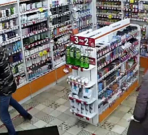 В Смоленске на видео попал момент ограбления аптеки