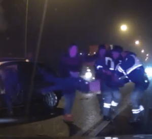 В аварии под Рославлем пассажира без сознания зажало в горящем автомобиле. Автоинспекторы спасли ему жизнь (видео)