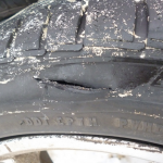 Под Смоленском мужчина порезал шины автомобиля своего неприятеля