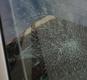 Житель Смоленска разбил лобовое стекло иномарки за неправильную парковку