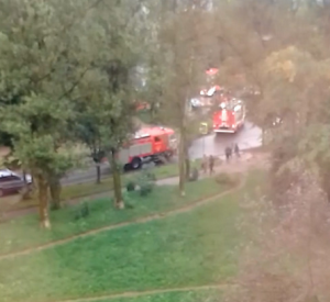 Видео: У здания детской поликлиники заметили скопление пожарных машин