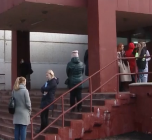 Видео: В Смоленске у школ выстроились очереди из родителей будущих первоклассников