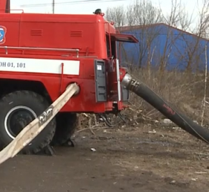 Видео: Жители поселка под Смоленском справляются с последствиями коммунального потопа