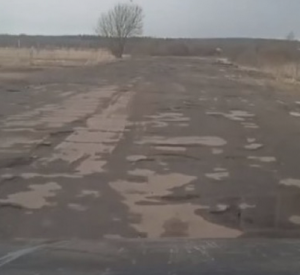 Автомобилисты жалуются на дорогу в Гагаринском районе (видео)