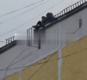 Под Смоленском сняли на видео опасные игры подростков на крыше многоэтажки