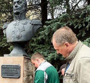 В Смоленске постамент бюста генерала Дохтурова будет отремонтирован