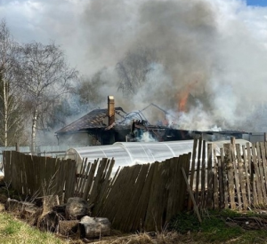 Под Смоленском огонь уничтожил дом многодетной семьи