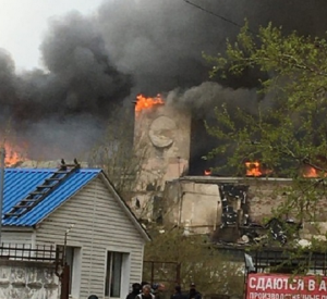 В Сети появились фото и видео страшного пожара на бывшем мясокомбинате в Смоленске