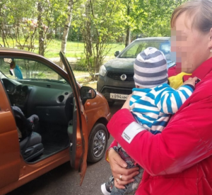 В Смоленской области младенца, оказавшегося в запертом автомобиле, спасли сотрудники МЧС