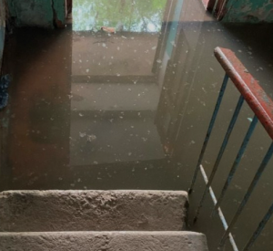Жители дома в Сафонове жалуются на постоянный потоп